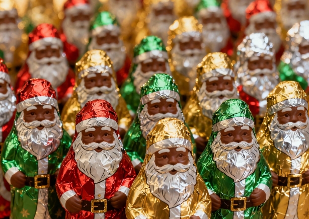 Weihnachtsmänner-Armee (KI)