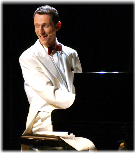 Konstantin Schmidt Konstantin Schmidt am Flügel